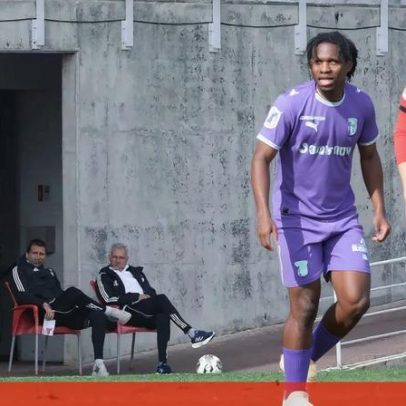 Mourinho e Tralhão assistem a jogo de sub-23 do Benfica