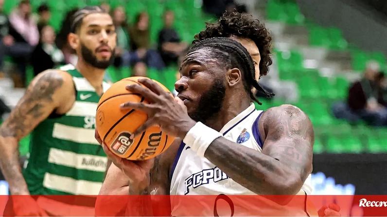 Javian Davis em ação durante o Sporting-FC Porto