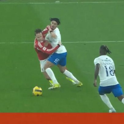 Schjelderup cai na área após choque com Touaizi; árbitro manda jogar
