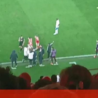 Ambiente tenso na Luz - protestos do Benfica e cartão amarelo a Mourinho