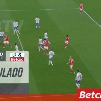 Pavlidis marca, golo anulado por mão; árbitro não se ouviu na Luz