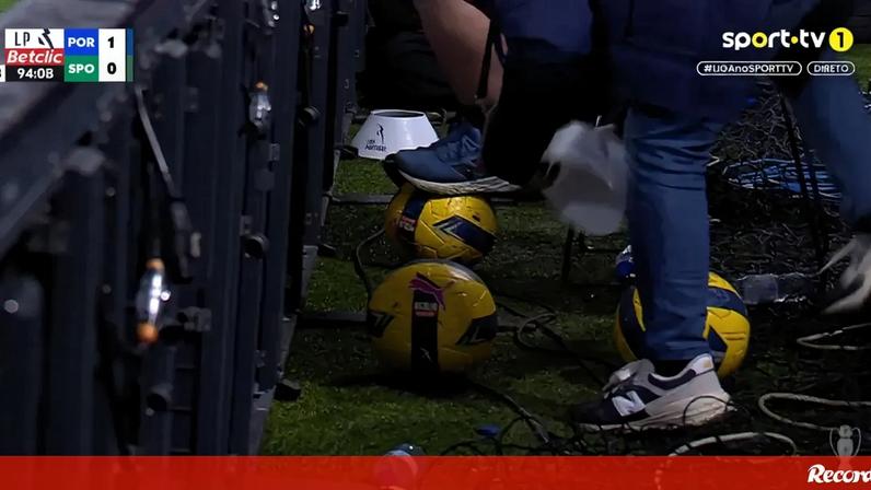 Apanha-bolas do FC Porto 'esconderam' bolas nos minutos finais do clássico para atrasar reatamento do jogo