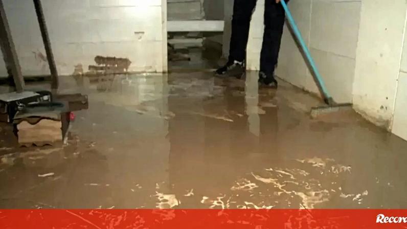 Populares abrem portas de casa ao CM e mostram estragos causados pelas inundações em Leiria