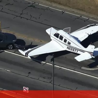 Avioneta aterra de emergência em estrada nos EUA, colide com carros