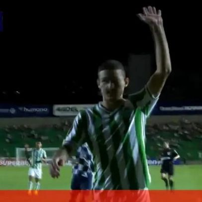 Avançado que jogou em Portugal desiste de jogada ao ver lesão do adversário e é vaiado