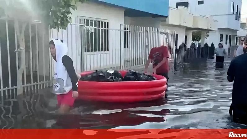 Moradores tentam recuperar bens após cheias no norte da Colômbia