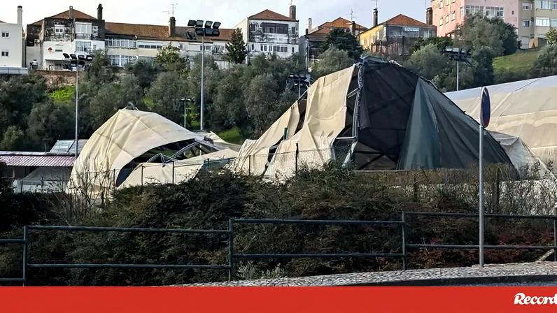 Estrutura danificada em campo de ténis após fortes chuvas