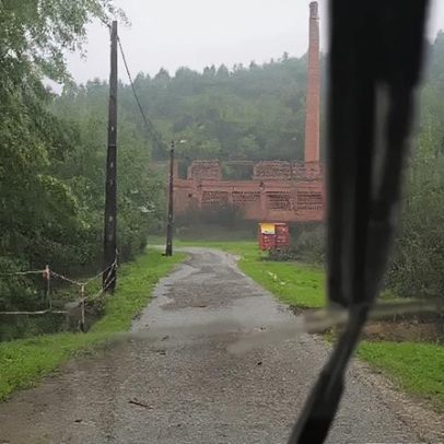Condutor vê parte da via desaparecer diante dele