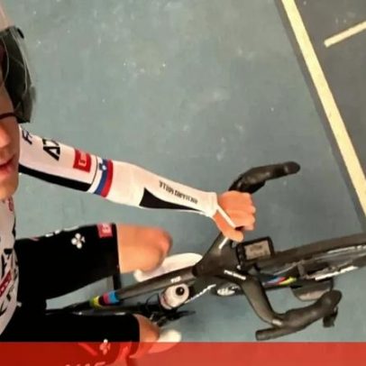 Pogacar irrita-se com fã que mostrou o dedo ao pedir para esperar