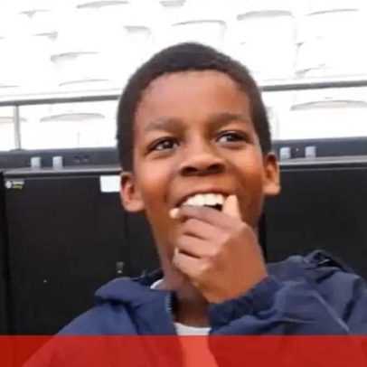 Menino de 9 anos que salvou a mãe visita o Estádio da Luz