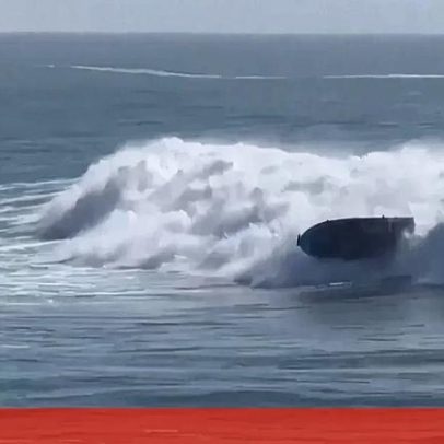 Barco é engolido por onda na Califórnia
