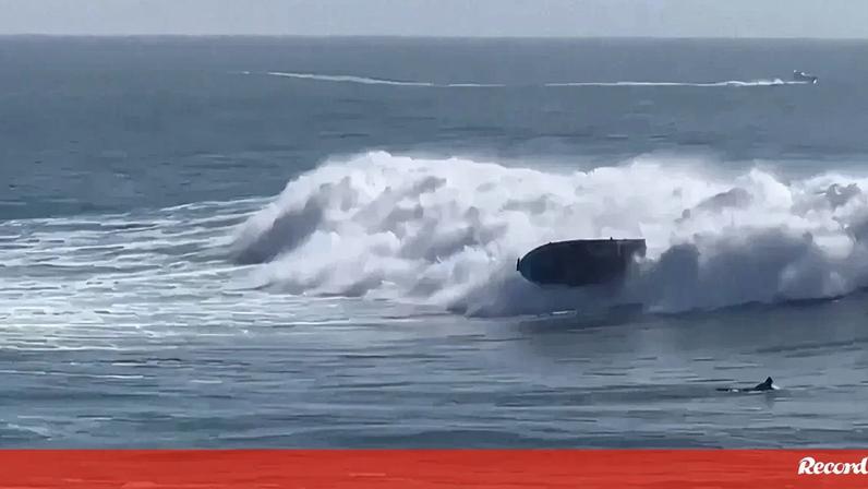 O momento em que barco é ‘engolido’ por onda na Califórnia