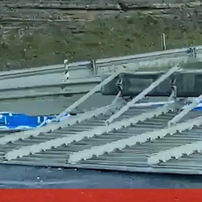 Placar de sinalização cai sobre carro na A8, zona de Loures