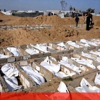 Restos mortais não identificados de palestinianos em vala comum no centro de Gaza