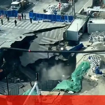 Cratera gigante abre em Xangai e engole parte de estrada
