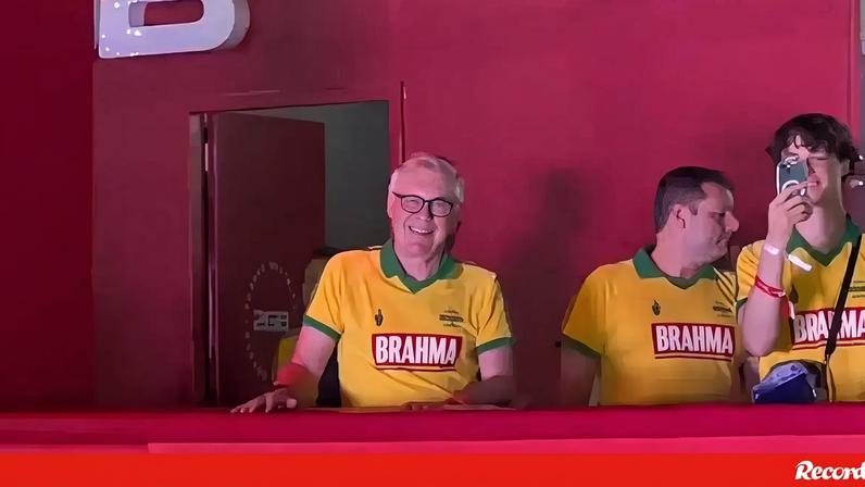 Selecionador do Brasil mostra-se adaptado ao novo país não faltou à festividade