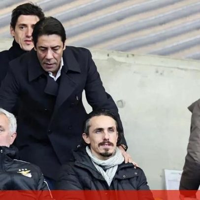 Rui Costa e Mourinho observam jogo da equipa B com reforços
