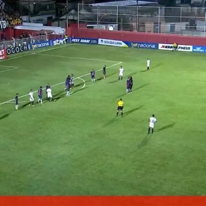 Hulk marca golaço de livre direto a 30 metros da baliza