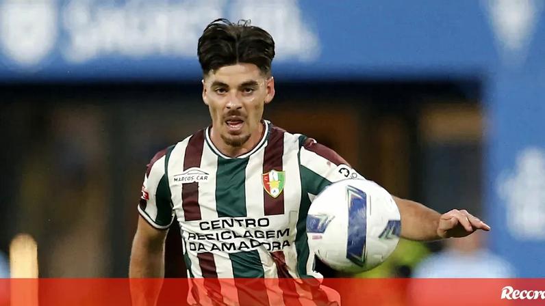 Paulo Moreira em ação pelo E. Amadora