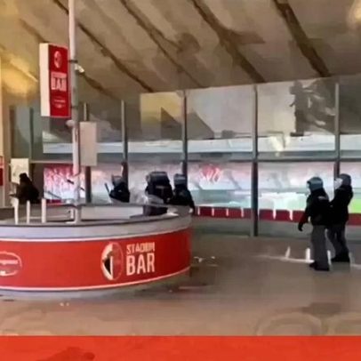 Ultras do Bari invadem tribuna à procura do presidente e confrontam a polícia