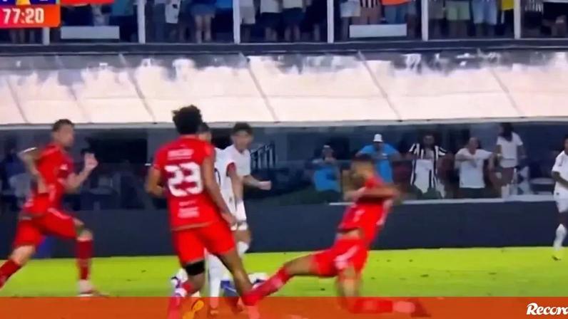 Neymar regressou aos relvados após lesão e sofreu esta entrada 'assassina'... 30 minutos depois