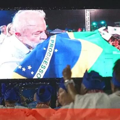 Escola de samba homenageia o presidente Lula e gera polémica no Brasil
