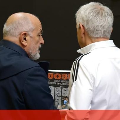 Mourinho recebe presente após conferência de antevisão ao Benfica-Real Madrid