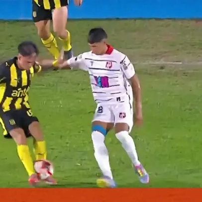 Avançado uruguaio impressiona ao aplicar duas cuecas seguidas ao mesmo adversário