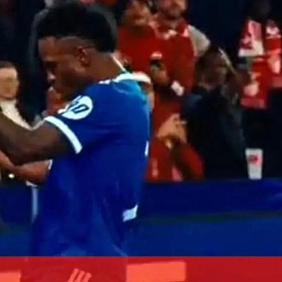 Vinícius celebra na Luz com banda sonora antirracista