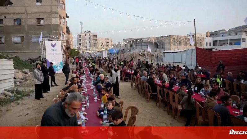 Centenas reúnem-se entre escombros na Faixa de Gaza para a primeira refeição do Ramadão