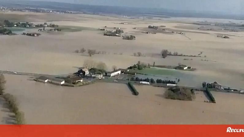 A chuva intensa que caiu no sudoeste de França nos últimos 36 dias deixou várias zonas totalmente inundadas, aldeias isoladas e habitações sem energia elétrica. Gironde, Lot-et-Garonne, Charente-Maritime, Maine-et-Loire e Loire-Atlantique continuam sob aviso vermelho esta sexta-feira.