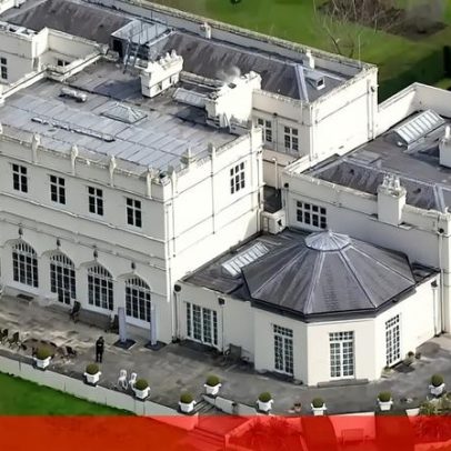 Polícia em jardins do Royal Lodge durante buscas à residência do príncipe André