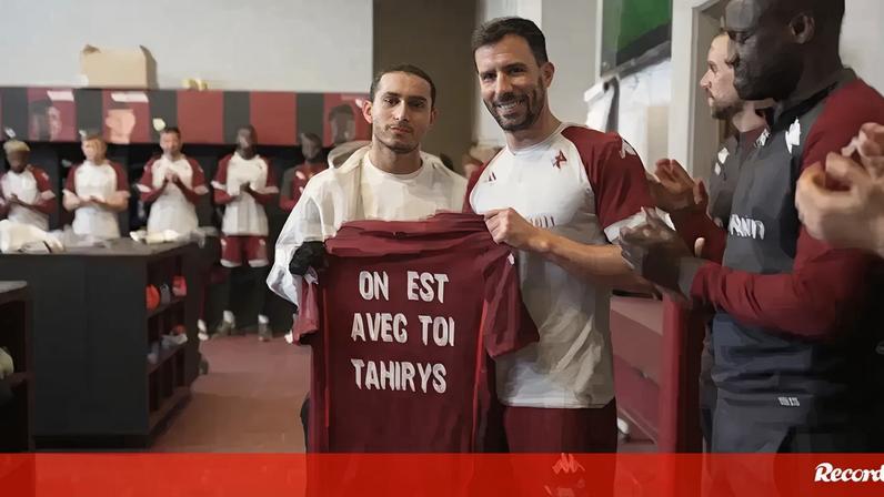 Jogador do Metz que ficou ferido no incêndio em bar na Suíça faz visita surpresa e é aplaudido pelos colegas