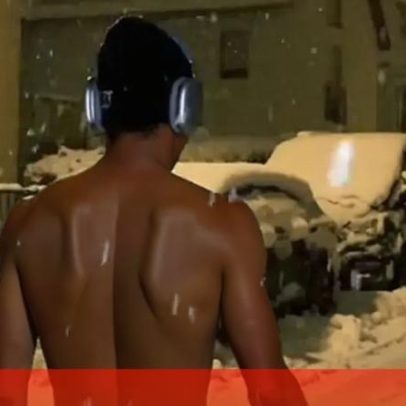 Nicolas Jackson desafia o frio ao passear na neve com gorro e calções