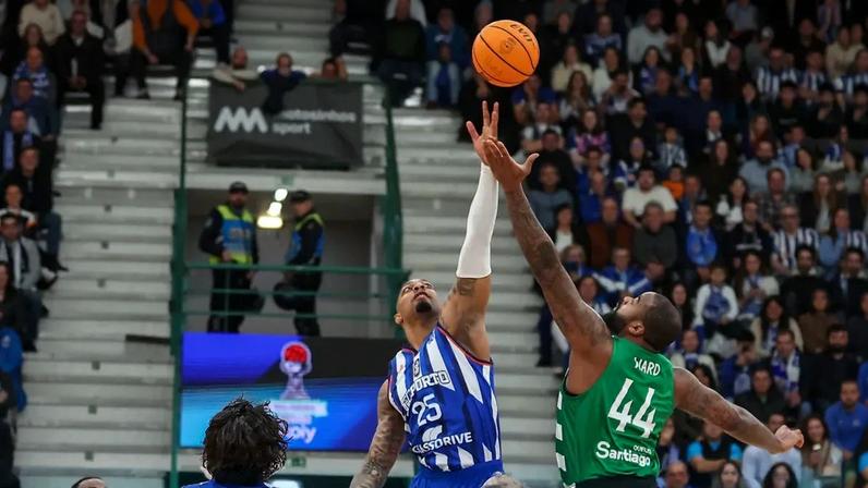 Basquetebolistas do FC Porto e Sporting disputam a bola