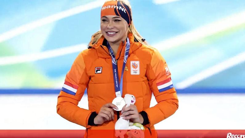 Jutta Leerdam com medalha de prata ganha nos Jogos de Inverno