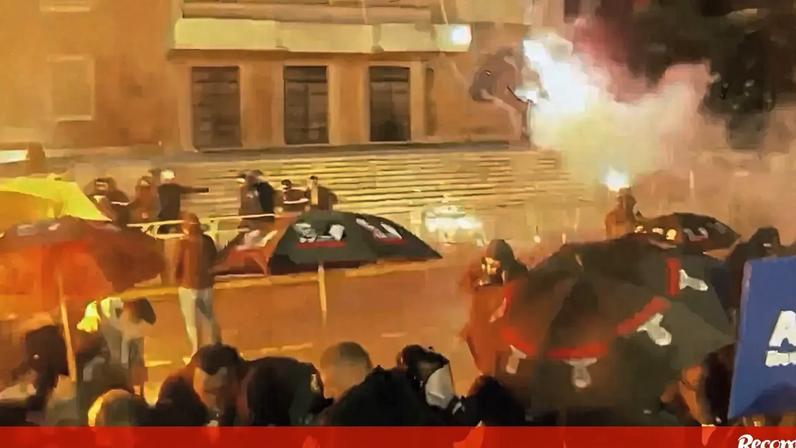 Fogo, explosões e gás lacrimogéneo marcam protestos anti-governo na Albânia