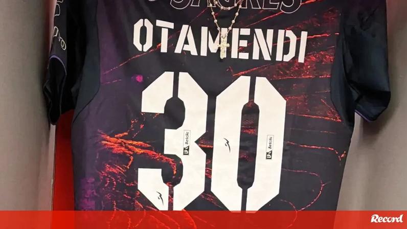 Otamendi mostra o equipamento que o Benfica vai estrear esta tarde