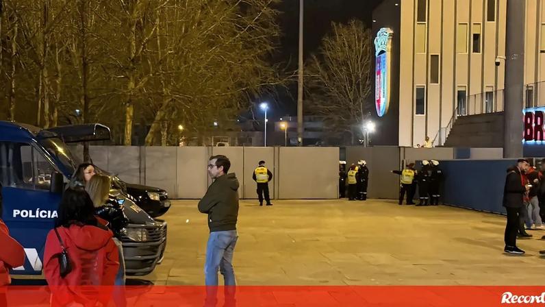 Confusão entre claques do Sp. Braga e a polícia atrasa entrada de adeptos para o dérbi