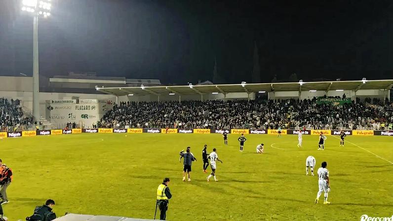 Depois do triunfo frente ao Moreirense, que permitiu ao Sporting aproximar-se à condição e ficar a apenas um ponto do líder FC Porto, os adeptos dos leões entoaram o cântico habitual - 'eu quero o Sporting campeão' - e Rui Borges ergueu o punho para as bancadas, claramente satisfeito pela conquista de mais três pontos num campo tradicionalmente difícil para a turma de Alvalade.