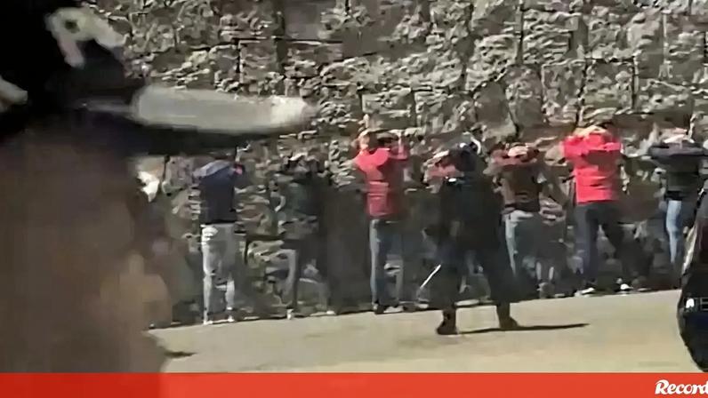 Encostados à parede: PSP identificou grupo de adeptos do Sp. Braga antes do dérbi do Minho