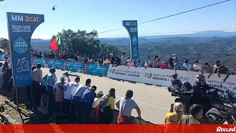 O momento em que João Almeida (Emirates) atacou na primeira passagem pelo Alto do Malhão na 5.ª e última etapa da Volta ao Algarve. O português tentava fazer diferenças face ao líder Juan Ayuso (Lidl-Trek) e Paul Seixas (Decathlon).