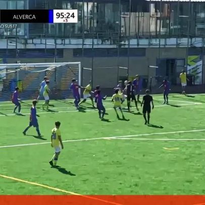 Guarda-redes sub-17 do Estoril imita Trubin e marca golo de cabeça no último lance