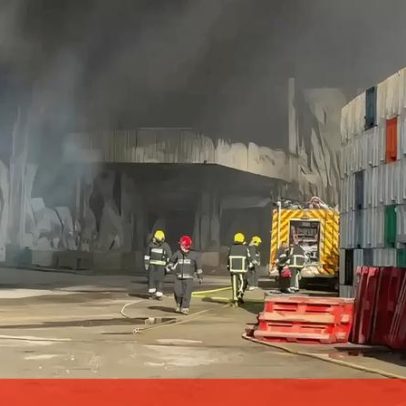 Bombeiros combatem incêndio num armazém de frutas em Óbidos