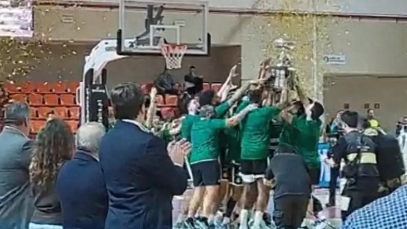 O Sporting bateu (86-84) o FC Porto e conquistou a Taça de Portugal de basquetebol. Aqui fica o momento em que o conjunto verde e branco ergue o troféu e faz festa no Pavilhão Desportivo de Albufeira.