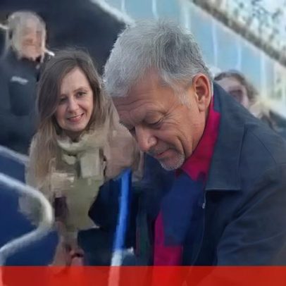 Joan Laporta limpa a bancada de Camp Nou e recorda serviço no exército