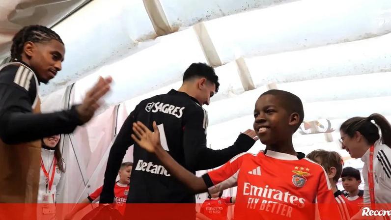 Pequeno herói Rodrigo assiste Benfica-AVS após conversa com Mourinho