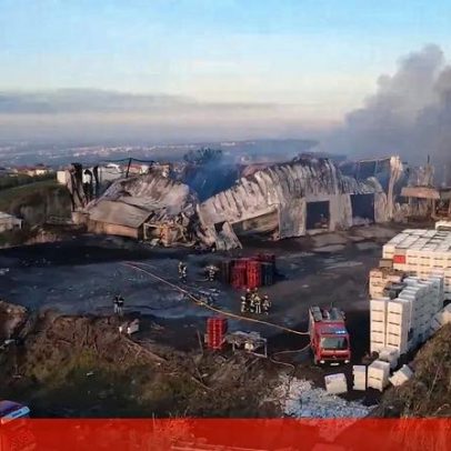 Drone mostra estragos do incêndio em armazém de frutas em Óbidos