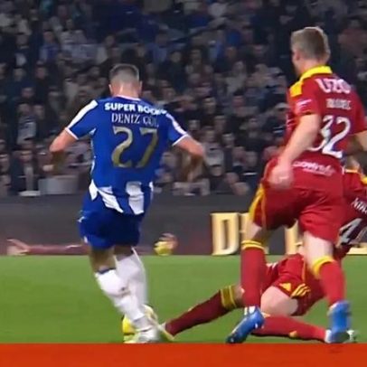 FC Porto pediu penálti por Deniz Gül no final da 1.ª parte, sem assinalação