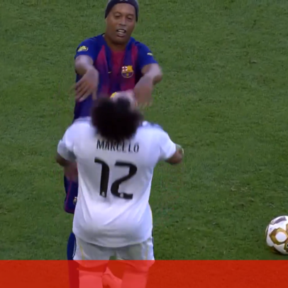 Ronaldinho derruba Marcelo num jogo de lendas